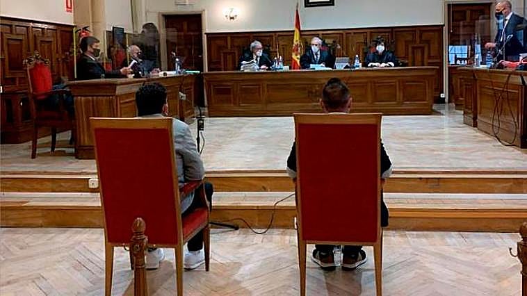 J.A.L.M. (izquierda) y V.L. (derecha), en el juicio que acogió la Audiencia Provincial.