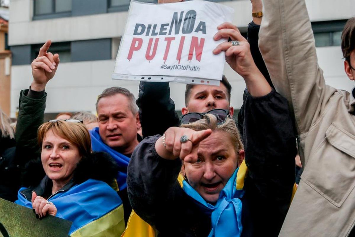 Un grupo de ucranianos concentrado en Madrid