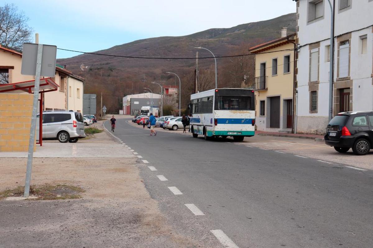 Imagen del autobús urbano de Béjar en el acceso principal al hoy barrio de Palomares.