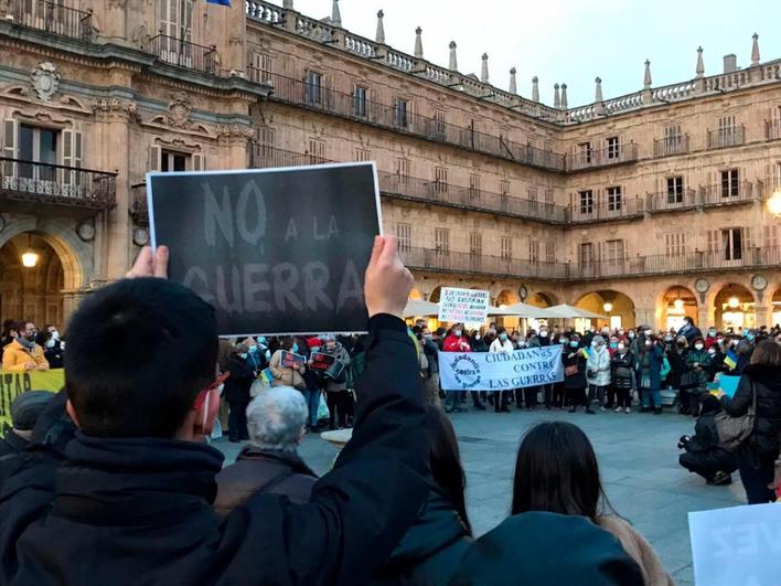 Un asistente a la concentración con un cartel de ‘No a la guerra’