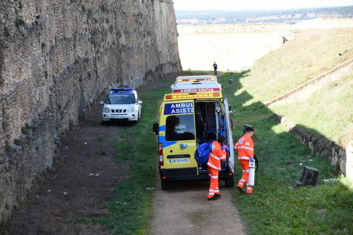 Una patrulla de la Policía Local y ambulancias de Sacyl y Cruz Roja, en el lugar de la caída.