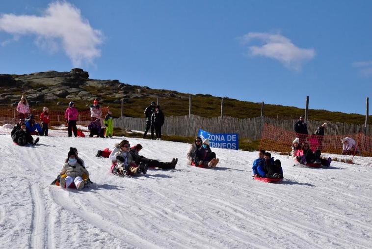 Aficionados a la nieve en La Covatilla.