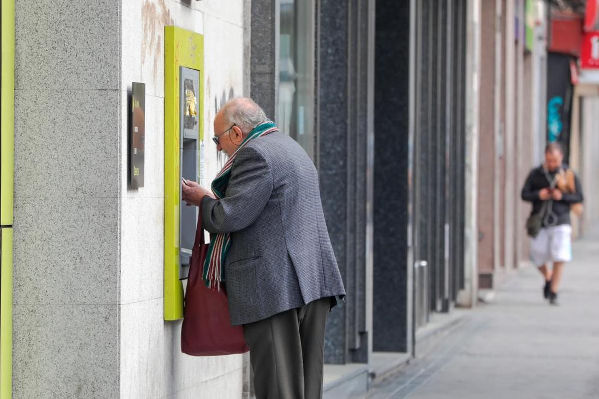 Un mayor realiza una operación en un cajero. I E.P.