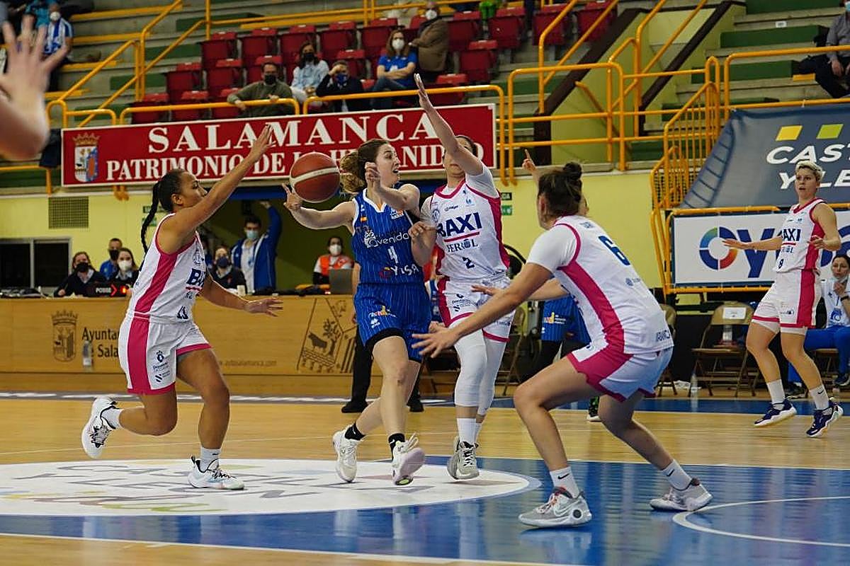 Leo Rodríguez dobla el balón presionada por dos jugadoras del Baxi Ferrol.