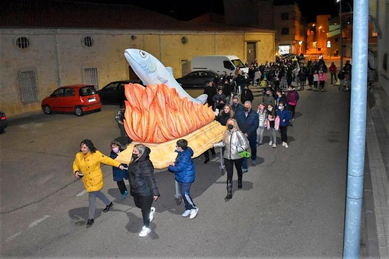 La espectacular imagen de la sardina que recorrió las calles de Villares seguida de los vecinos.