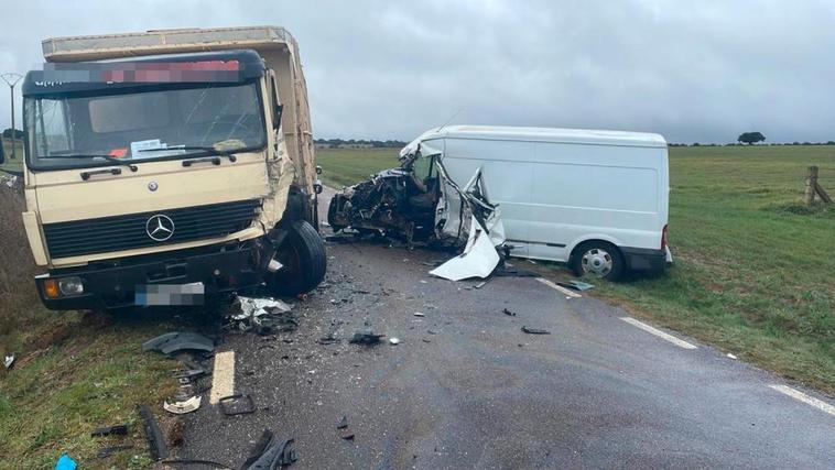 Dos heridos graves en el choque entre una furgoneta y un camión en Sando