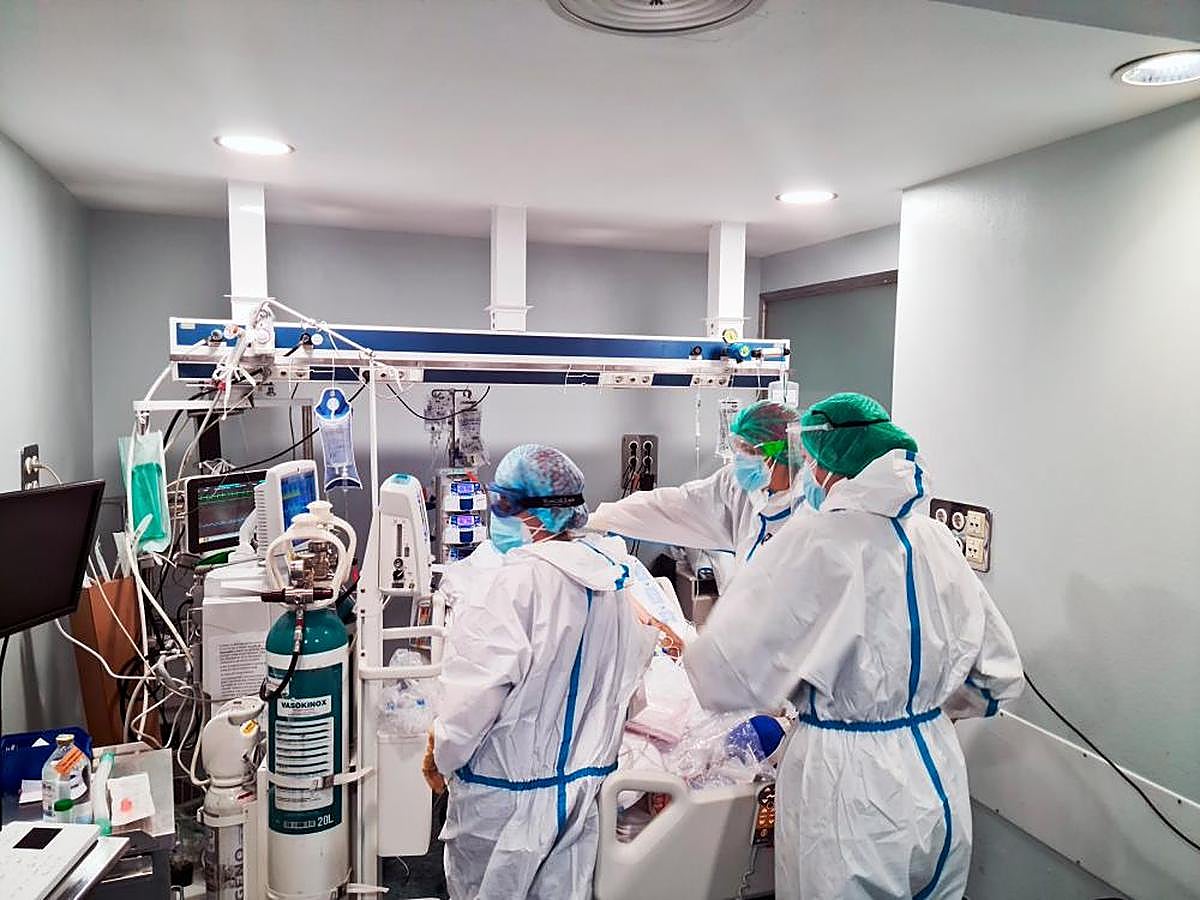 Dos sanitarios atienden a un paciente covid en la antigua UCI del Hospital Clínico de Salamanca.