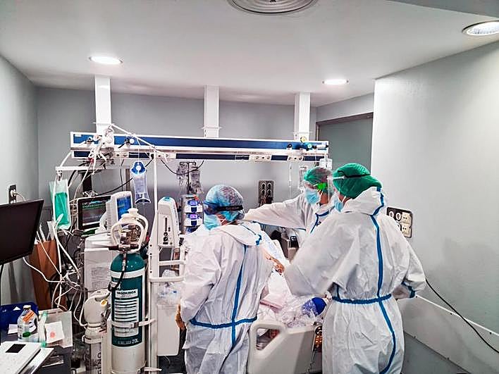 Dos sanitarios atienden a un paciente covid en la antigua UCI del Hospital Clínico de Salamanca.