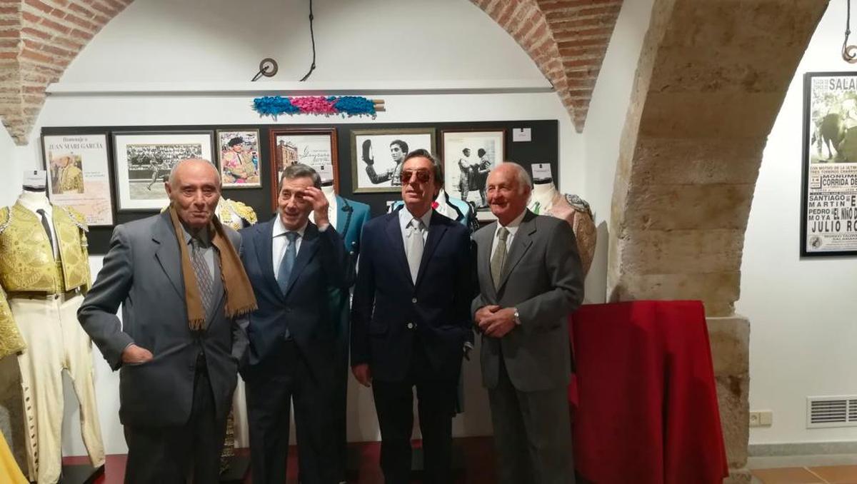 M. Lozano, De la Casa, Juan José y Andrés Hernando, en el Museo en su última visita a Salamanca en el 50 aniversario del doctorado del torero de La Fuente.