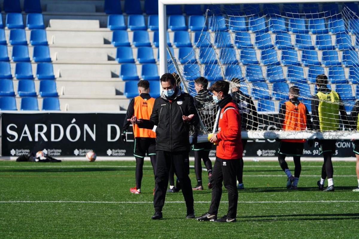 Dani Mori pensativo durante un entrenamiento en el Reina Sofía.