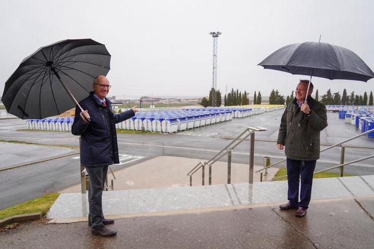 Javier Iglesias y Román Hernández presentaron los nuevos contenedores en el recinto ferial de Salamanca.