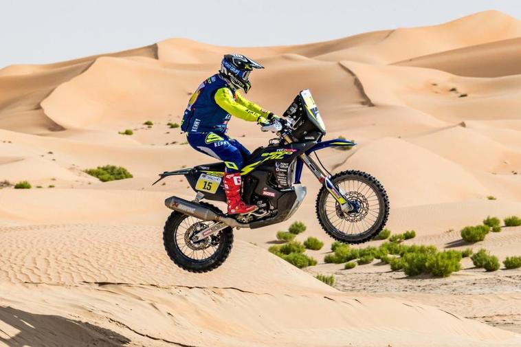 Lorenzo Santolino en las dunas de Abu Dhabi