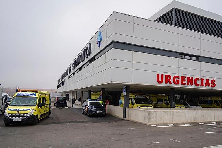 Ambulancias en las puertas del servicio de Urgencias.