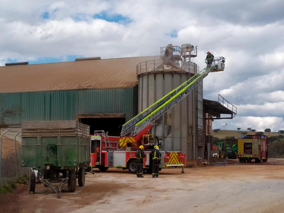 Los bomberos de la Diputación actuando en las instalaciones.