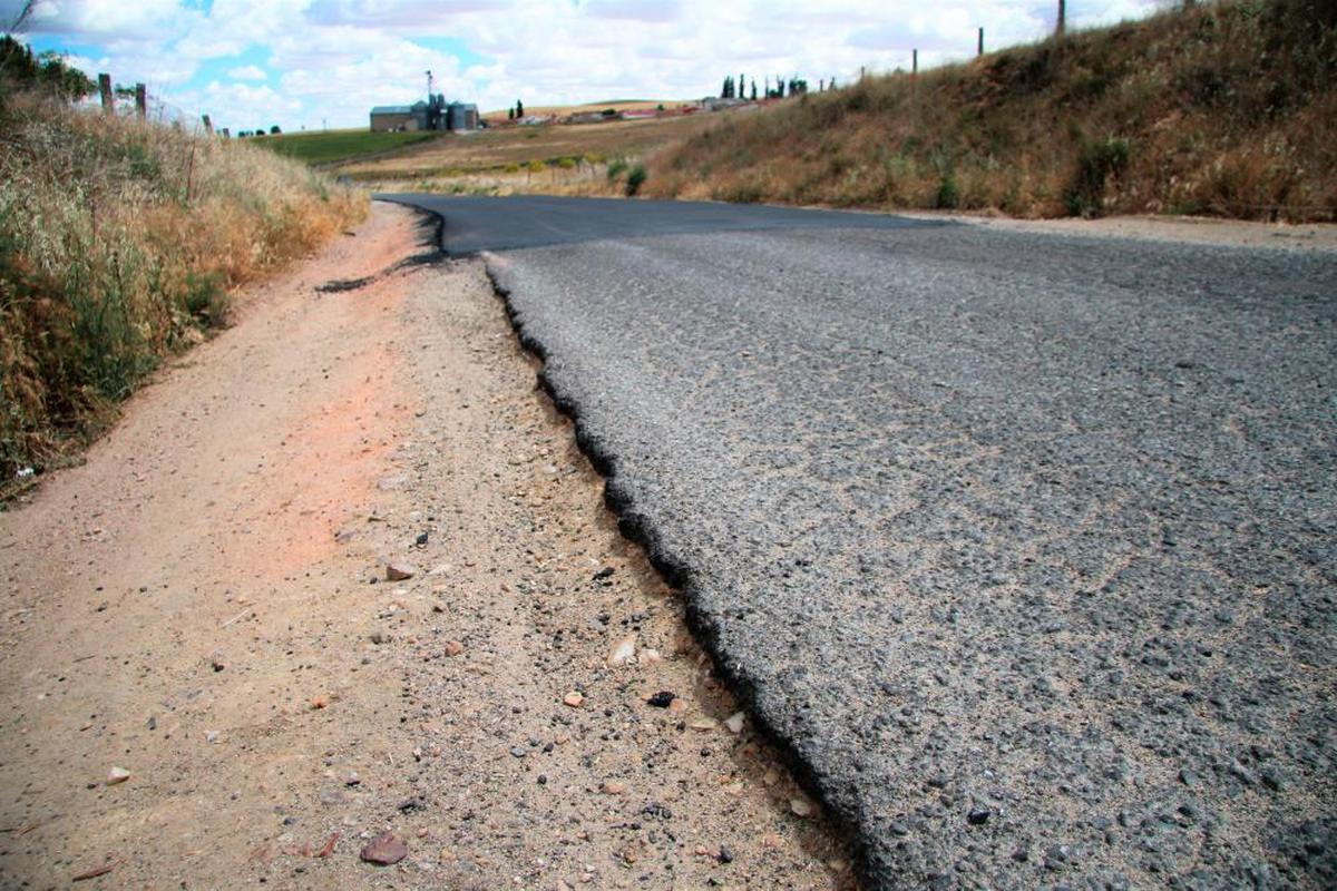 Una carretera con necesidad de mejora de su asfaltado.