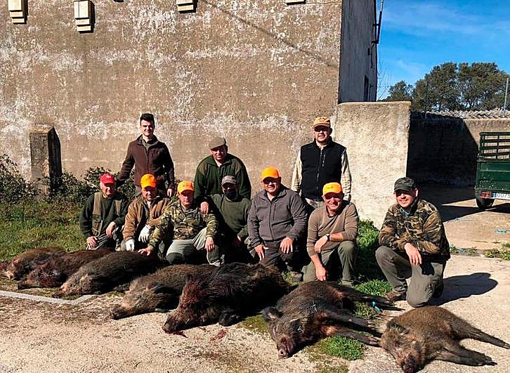 Cazadores salmantinos en un gancho en Villavieja de Yeltes, en el que Manolo ‘el Chiqui’ hizo un doblete.