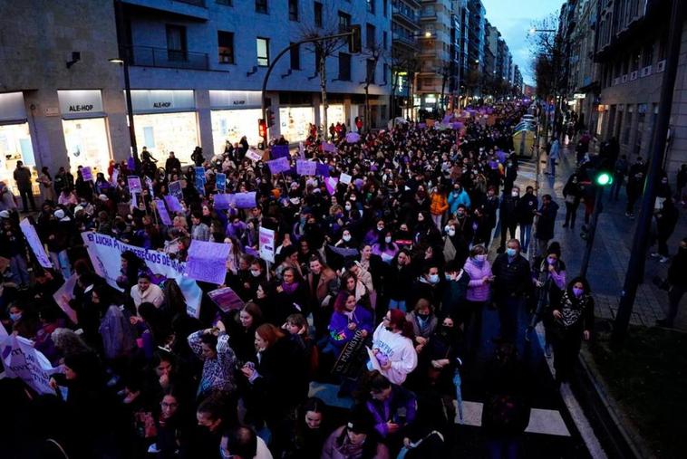 La ‘marea morada’ a su paso por la calle María Auxiliadora.