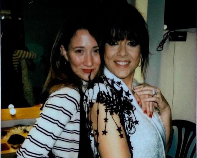 Victoria Nogales junto a la cantante Vanesa Martín.