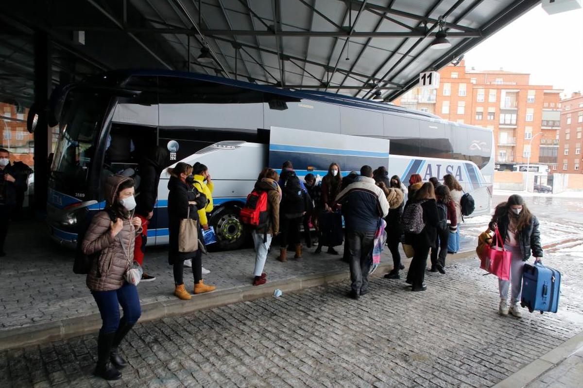 Viajeros en la estación de autobuses de Salamanca. I ARCHIVO