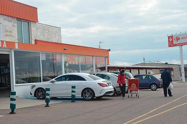 Compradores lusos en un supermercado de Fuentes de Oñoro (España).