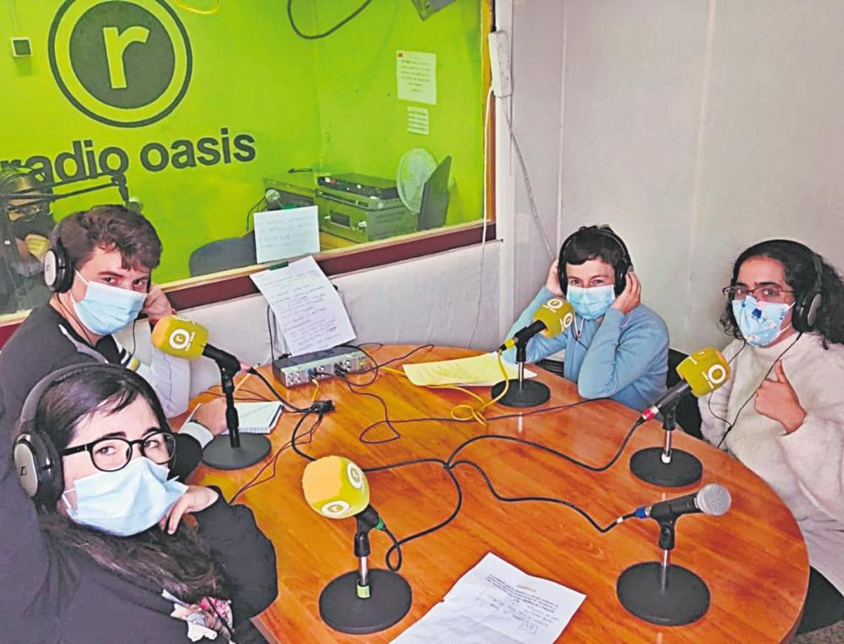 Los jóvenes de Afim, en su programa quincenal en Radio Oasis.