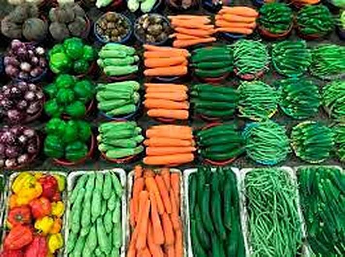 Verduras y frutas en un mercado.