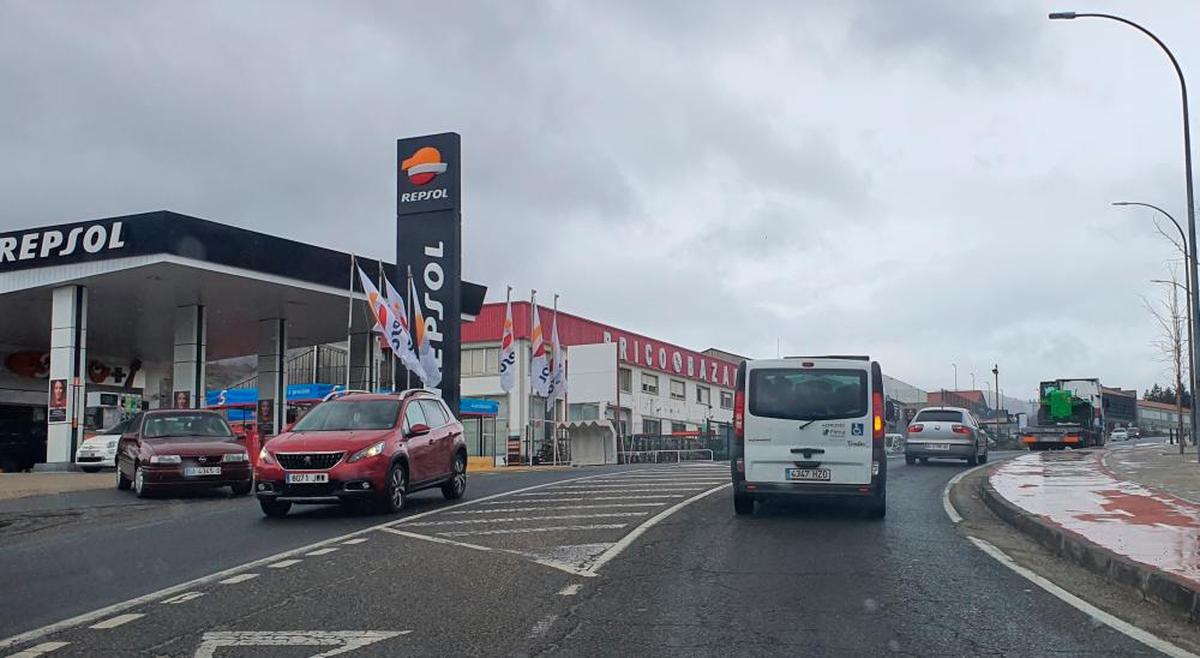 Imagen del tráfico  en la antigua N-630 a su paso por la ciudad de Béjar.