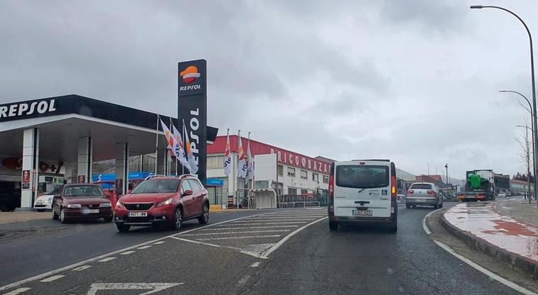 Imagen del tráfico  en la antigua N-630 a su paso por la ciudad de Béjar.