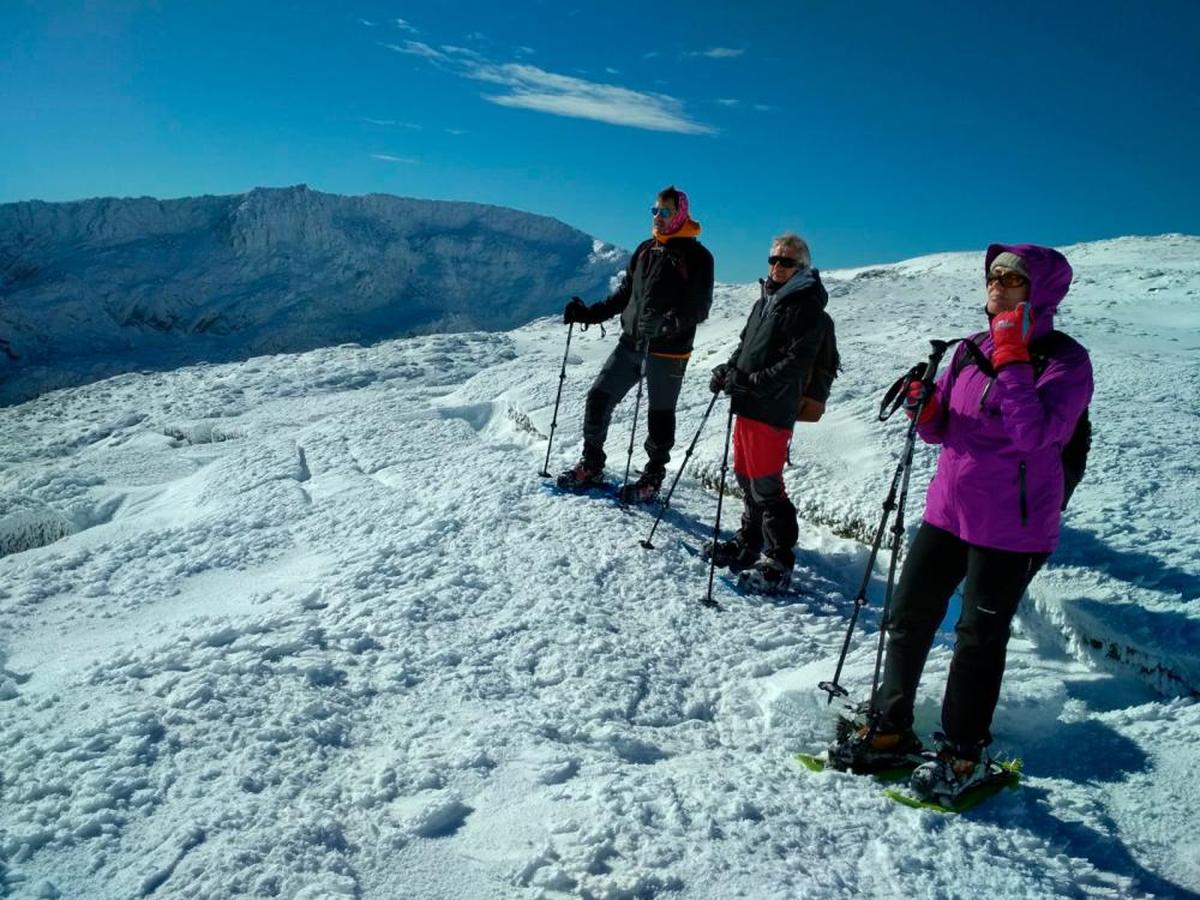 Imagen de participantes en rutas con raquetas de nieve en Béjar