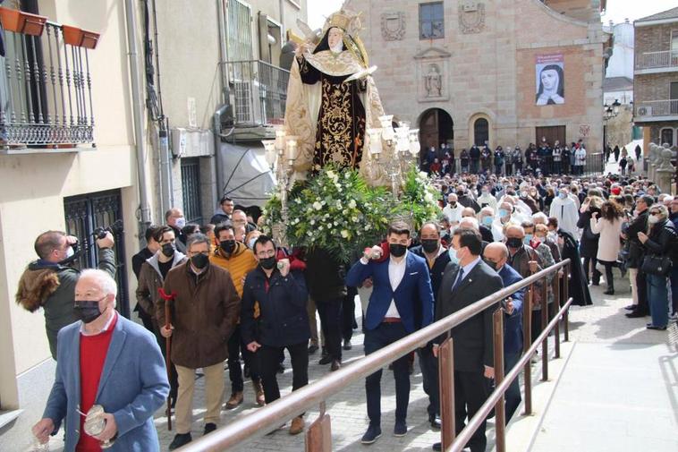 La imagen de Santa Teresa pasea por las calles de Alba de Tormes