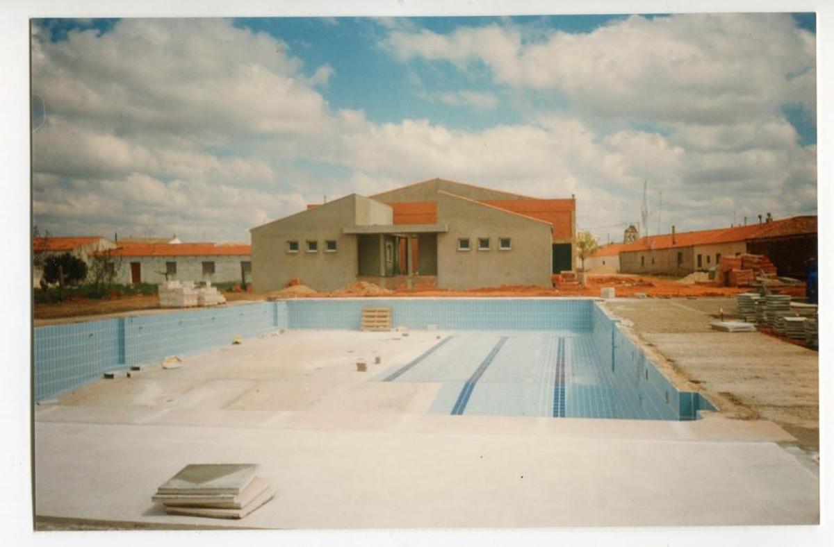 Aspecto que presentaba la piscina municipal de Doñinos en 1994 en pleno proceso de construcción de la infraestructura