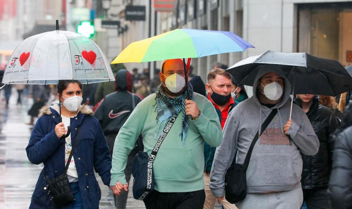 Varias personas pasean con la mascarilla puesta