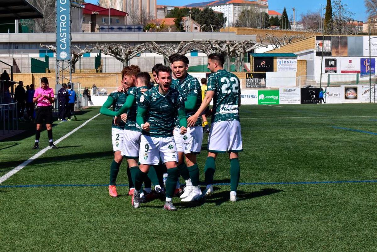 Los jugadores del Guijuelo celebran un gol