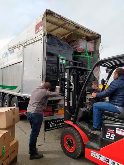 Trabajos de carga del camión solidario de Tamames realizados para su partida este lunes hacia Ucrania