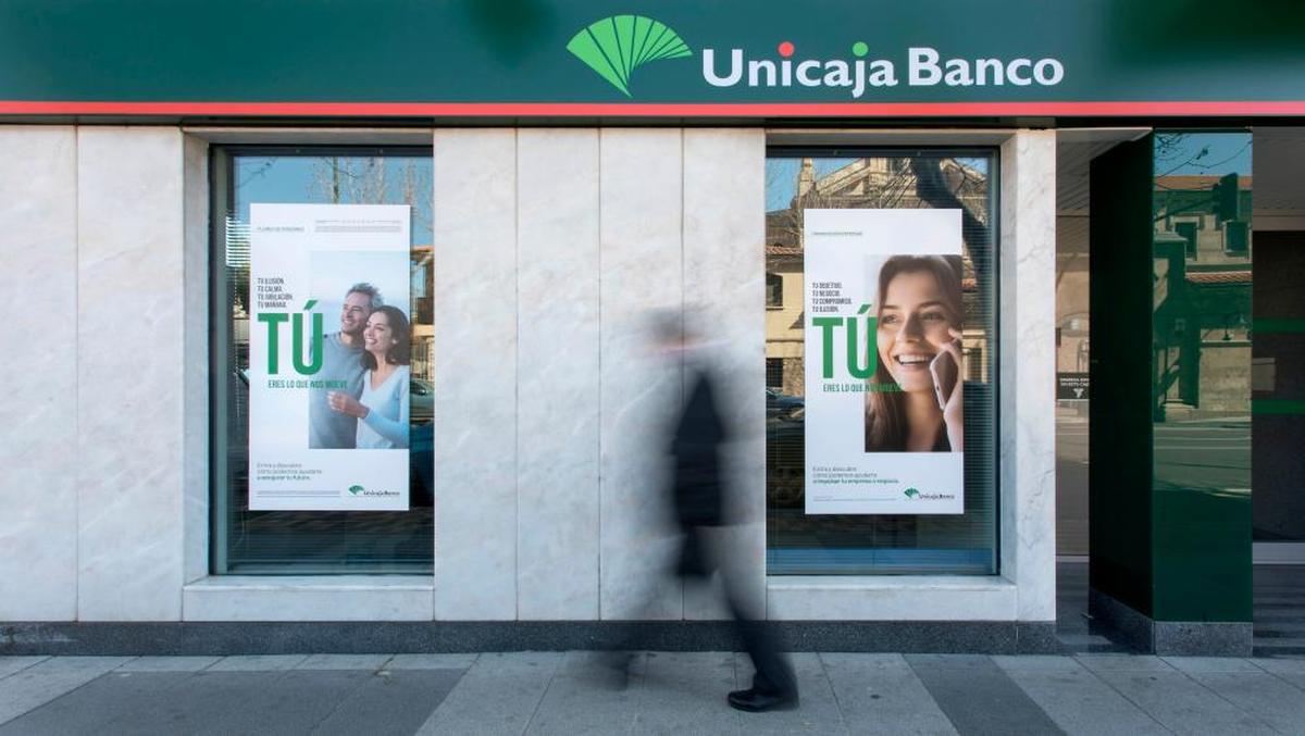 Fachada de una de las sucursales de Unicaja Banco en Salamanca.