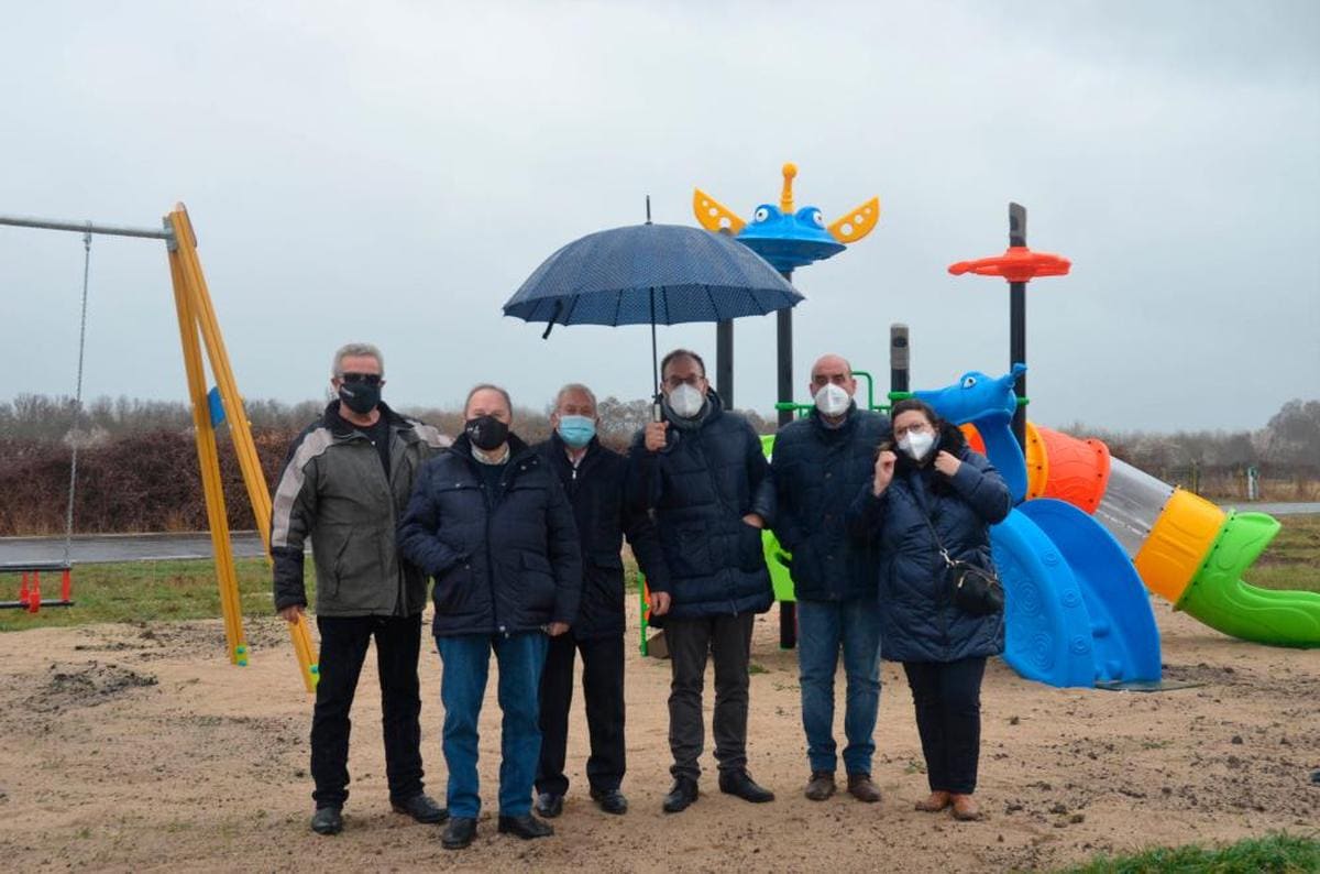 Alcalde, concejales y asociación de vecinos, en el parque de Arrabal.