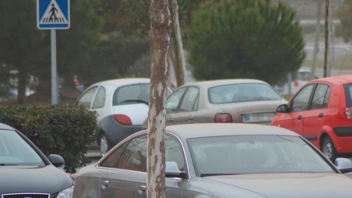 Restos de tierra en coches aparcados en Salamanca