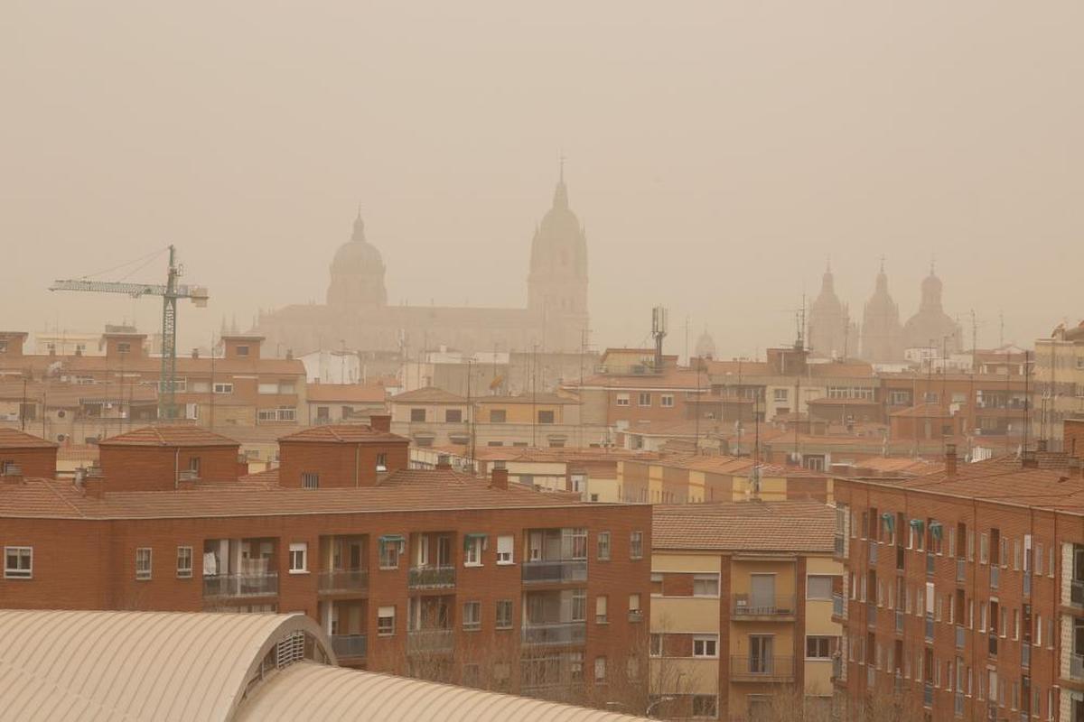 Imagen de las catedrales en la distancia con la calima presente este miércoles.