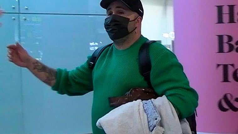 Kiko Rivera siendo preguntado por su madre.