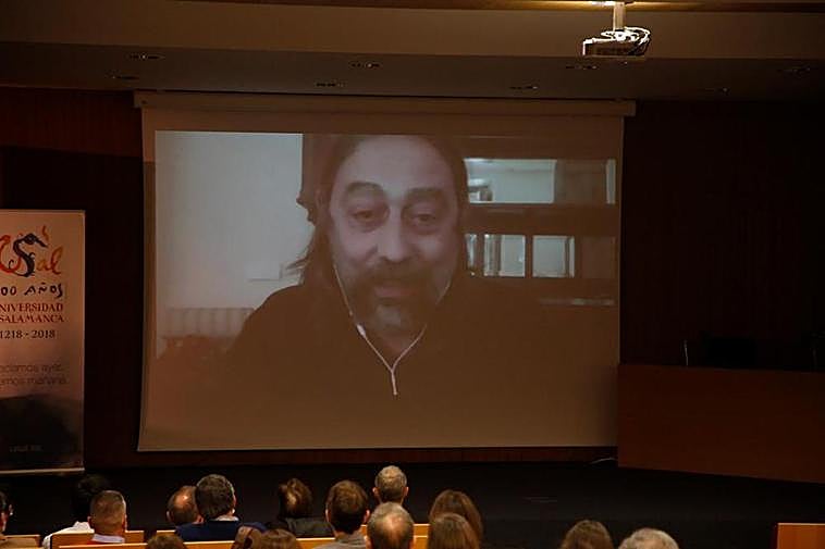 El público atiende la videoconferencia de García-Sastre