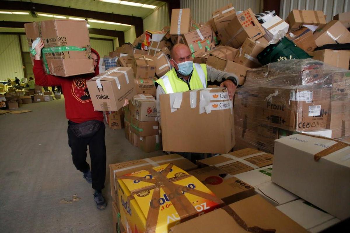 Dos salmantinos cargan con algunas de las cajas que irán a parar a Ucrania.