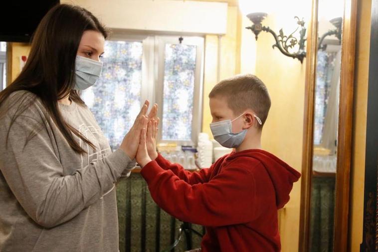 Anna y su hijo Román de 7 años, en el hotel del paseo de la Estación donde viven.