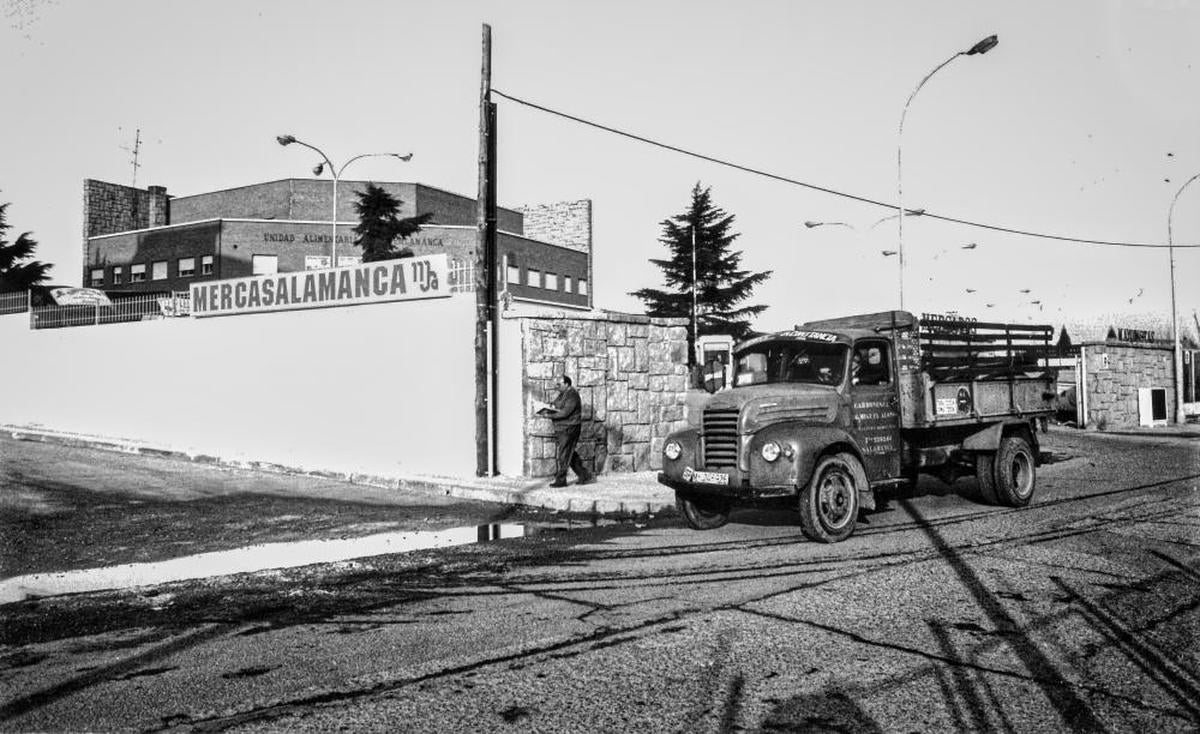 Un camión sale del antiguo recinto de Mercasalamanca en el año 1992