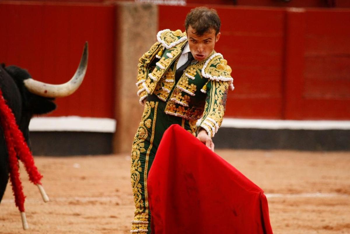 Damián Castaño cita con la mano izquierda a un imponente toro de Adelaida Rodríguez que estoqueó en La Glorieta