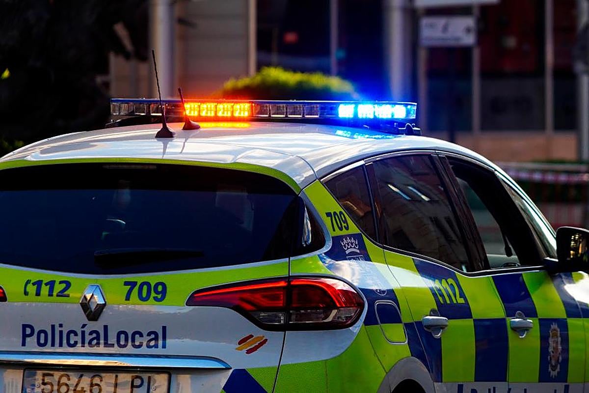 Un vehículo de la Policía Local patrullando por la ciudad