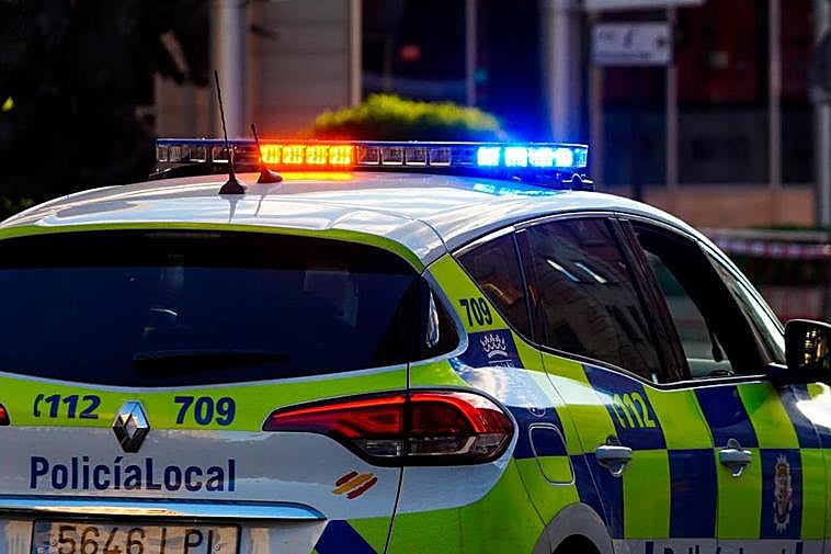 Un vehículo de la Policía Local patrullando por la ciudad