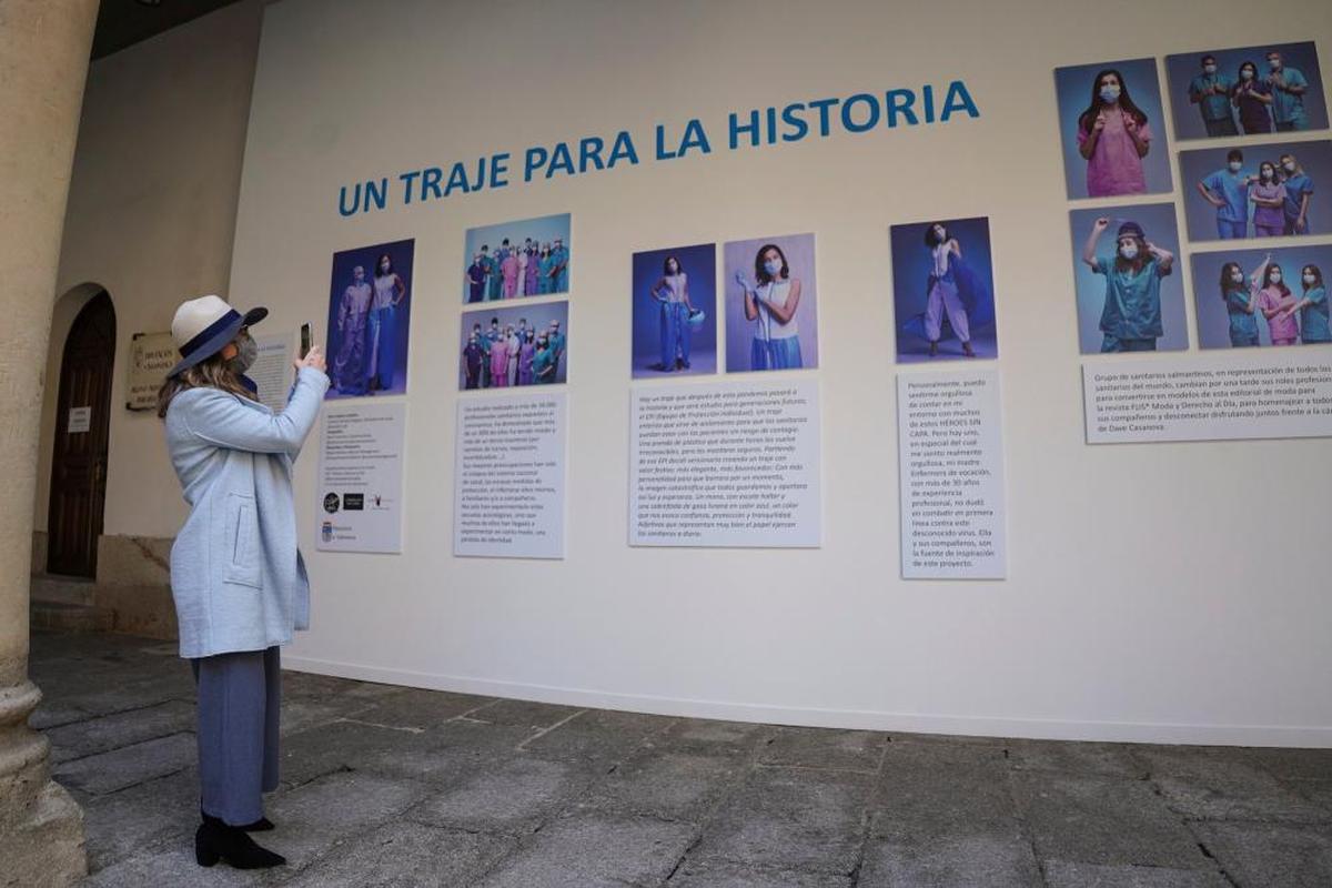 La exposición “Un traje para la historia”, que se visita gratis en el Patio de la Salina