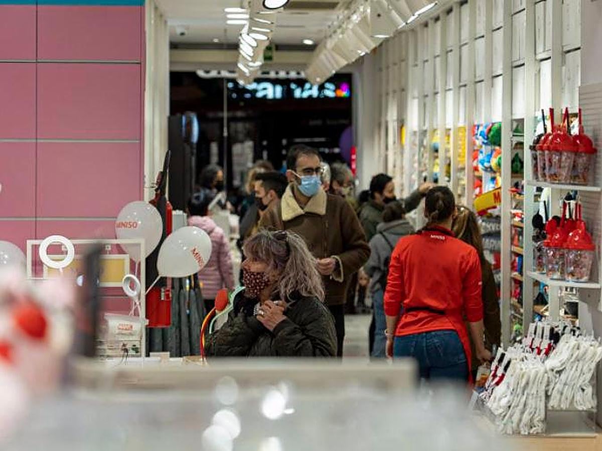 Varias personas en una tienda.