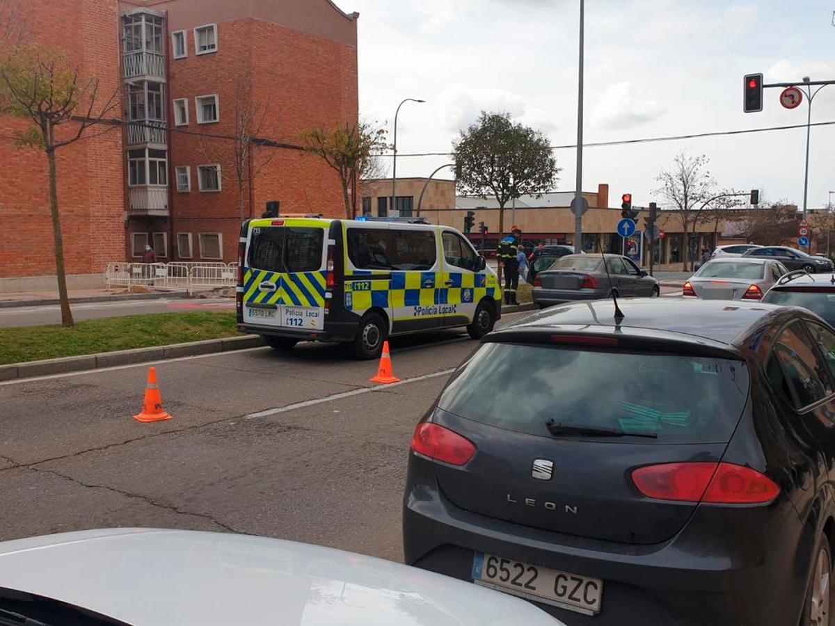 Un furgón de la Policía Local junto al vehículo protagonista del suceso.