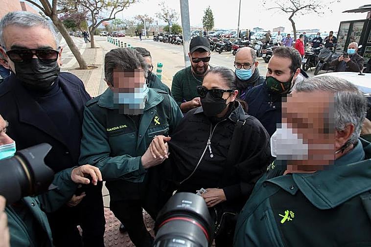Llegada de Isabel Pantoja escolatada por la Guardia Civil.